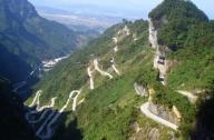 自駕車友想要挑戰的終極“天路”：張家界天門山公路