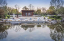 　　“離繁華不遠，離自然最近。”北京萬科觀承別墅是一座山水庭園，被收藏在觀承別墅區中央公園之核心區，很多初次來到這座庭院的客人都會用“遇見意外之境”來形容對她的第一感受。回顧整個造園的歷程，觀承的故事一點一滴仍歷歷在目，她也終于以最美的姿態承現于世人眼前。